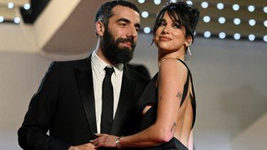 El director francés Romain Gavras y la cantante y modelo británica Dua Lipa llegan para la proyección de la película Omar la Fraise (El rey de Argel) durante la 76ª edición del Festival de Cine de Cannes en Cannes, sur de Francia, el 20 de mayo de2023.