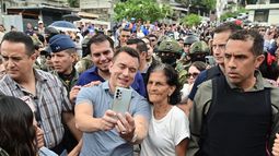 El presidente de Ecuador, Daniel Noboa, posa para una selfie con un simpatizante 