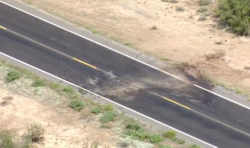 El conductor, el copiloto y otros cinco pasajeros en la Suburban fueron declarados muertos en la escena.