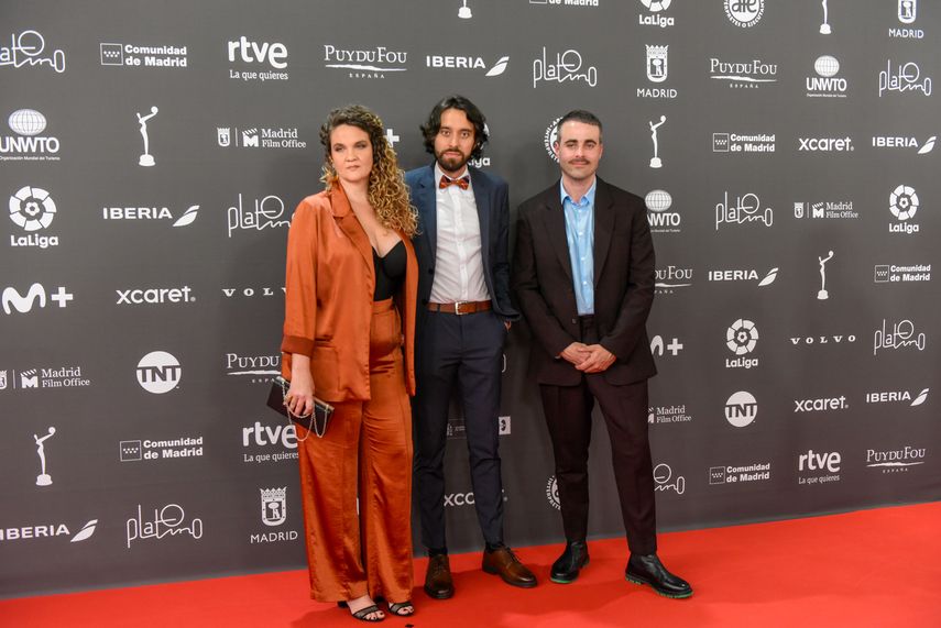 Parte del equipo de Las hijas de todas las rabias posa en la alfombra roja de la 10ma edición de los Premios Platino, de las producciones Iberoamericanas, en el Palacio Municipal Ifema de Madrid el 22 de abril de 2023.