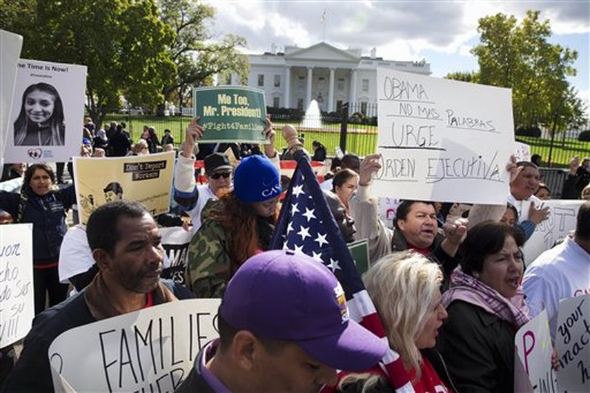Manifestantes piden una reforma al sistema de inmigración afuera de la Casa Blanca, en Washington. (AP)