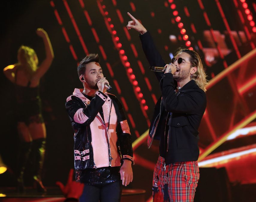 Prince Royce y Maluma durante su actuación en el show. 