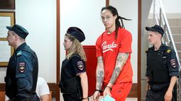En foto del 7 de julio del 2022, la basquetbolista estadounidense Brittney Griner es escoltada a la corte en Khimki, a las afueras de Moscú, para una audiencia. El martes 12 de julio del 2022, LeBron James critica el manejo del caso de Griner por parte del gobierno de Estados Unidos.&nbsp;