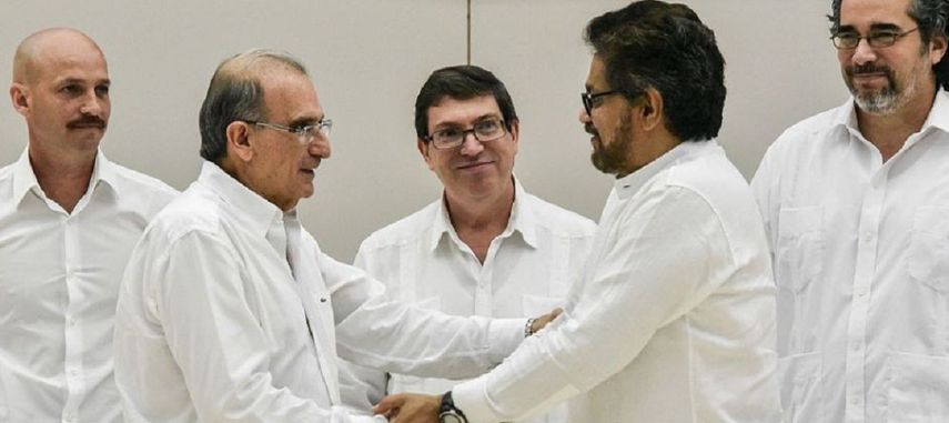 Humberto de la Calle (I) e Iván Márquez durante el acto de firma del punto relativo al cese el fuego&nbsp;