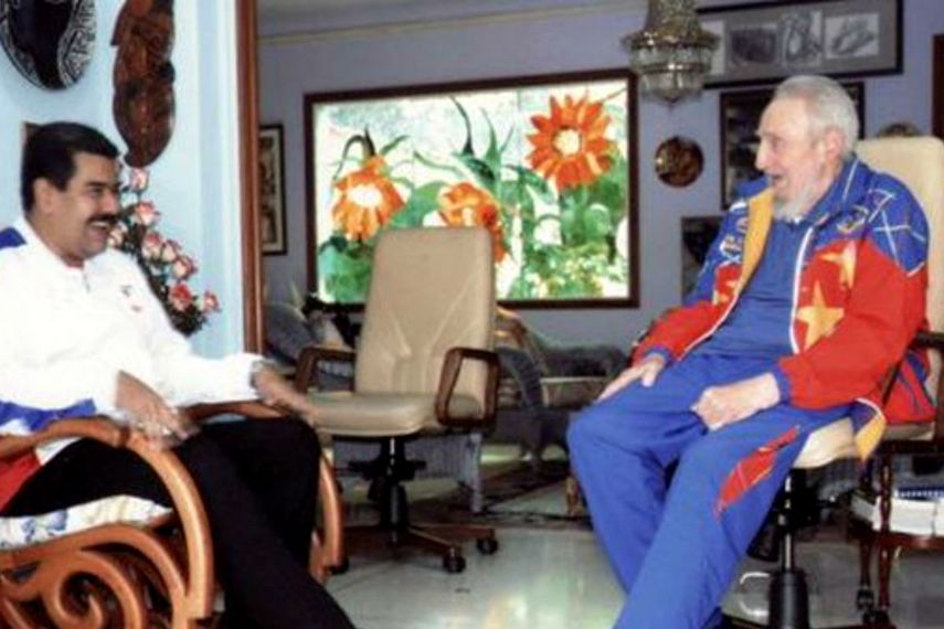 Última imagen de un encuentro entre Fidel Castro y Nicolás Maduro, en agosto de 2014, por el cumpleaños del expresidente cubano. (TWITTER)