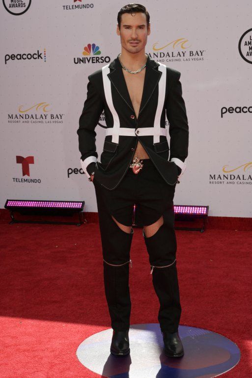 Timo Núñez llega a los Latin American Music Awards en Michelob ULTRA Arena en Las Vegas, Nevada, el 21 de abril de 2022.