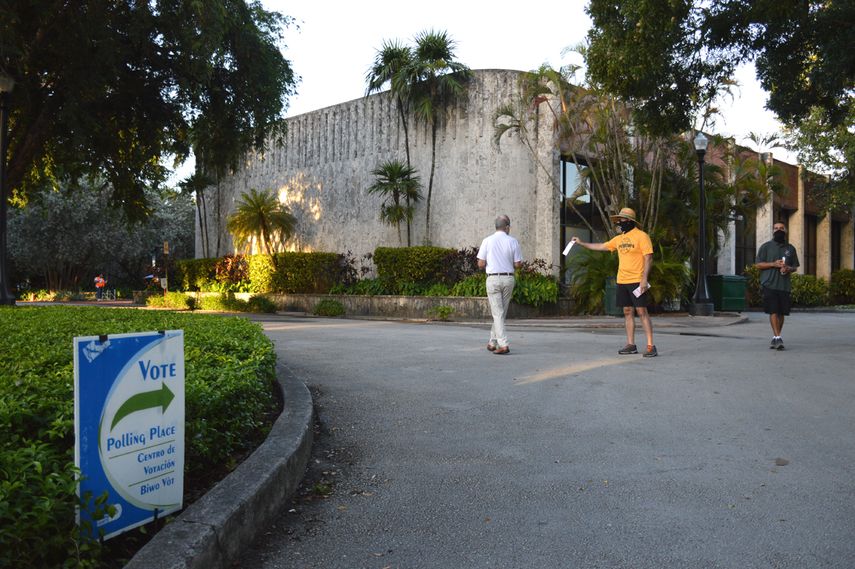 Un votante acude a un colegio electoral en Coral Gables.