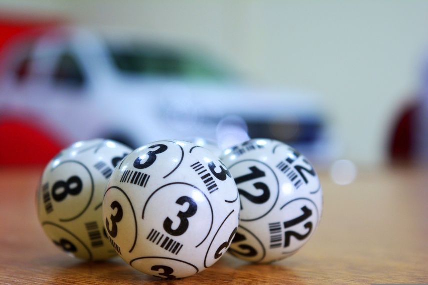 Primer plano de bolas de lotería numeradas sobre una mesa&nbsp;