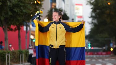 La colombiana Sandra Lorena Arenas, que&nbsp;ocupa el segundo lugar, celebra en el podio durante la ceremonia de entrega de medallas luego de competir en el evento de marcha de 20 km para mujeres durante los Juegos Olímpicos de Tokio 2020&nbsp;