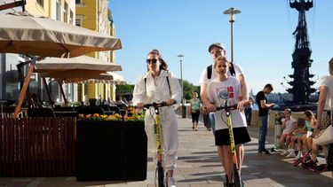 Una familia pasea en patinetas eléctricas por Moscú el 28 de junio del 2022, como si nada sucediese con la invasión rusa a Ucrania.