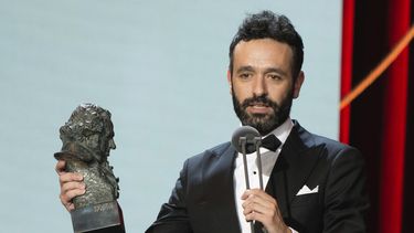 El director español de cine Rodrigo Sorogoyen celebra su Goya a mejor director por la película El Reino en la Gala de los Premios Goya en Sevilla, España, el 2 de febrero de 2019. La cinta de Sorogoyen As bestas lidera las candidaturas a los Premios Goya.
