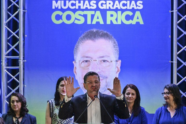 El candidato presidencial costarricense Rodrigo Chaves, del partido Progreso Socialdemócrata, habla en la sede de su campaña después del cierre de las urnas en San José, Costa Rica, el 3 de abril de 2022.