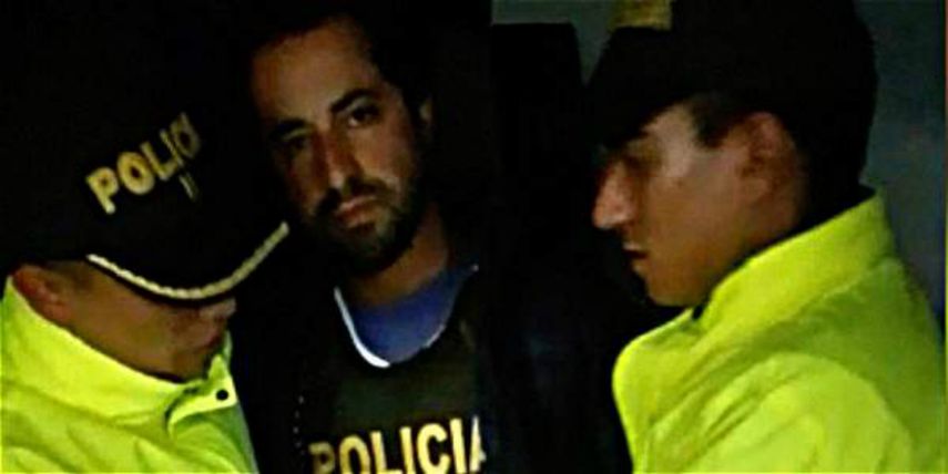 El hombre de 38 años, salió del centro médico la mirada perdida y un chaleco antibalas para responder ante la justicia.