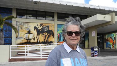 Yoleise Salomón, coordinadora del equipo local del programa VITA/TCS frente a la biblioteca municipal de Hialeah.