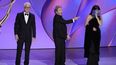 De izquierda a derecha: Steve Martin, Martin Short y Selena Gómez presentan el premio a Mejor actor en una serie de comedia durante la 76 edición de los premios Emmy el domingo 15 de septiembre de 2024 en el Teatro Peacock de Los Ángeles.