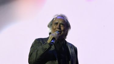 En esta foto de archivo tomada el 24 de noviembre de 2019, el músico español Joan Manuel Serrat se presenta durante su show con Joaquín Sabina en el Antel Arena de Montevideo.