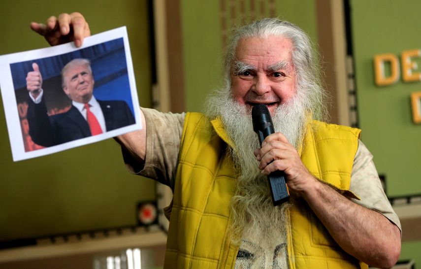 El Brujo Mayor de México, Antonio Vázquez, muestra una fotografía del presidente electo de Estados Unidos, Donald Trump, este jueves 5 de enero de 2016, durante una conferencia de prensa en la capital mexicana.&nbsp;