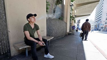 Foto tomada el 17 de junio del 2019 de una persona vapeando en San Francisco.&nbsp;