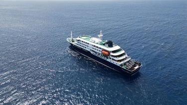 Esta fotografía aérea muestra una vista general del crucero MV Hondius anclado frente al puerto de Praia, la capital de Cabo Verde, el 4 de mayo de 2026.&nbsp;
