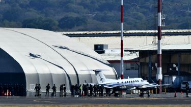 Un avión de la Administración para el Control de Drogas (DEA) permanece en la pista durante la operación de extradición para trasladar al exministro de Seguridad Pública de Costa Rica, Celso Gamboa Sánchez, y a Edwin López Vega a Estados Unidos, en Alajuela, Costa Rica, el 20 de marzo de 2026