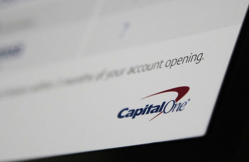 En esta imagen del lunes 22 de julio de 2019, una carta corporativa de Capital One en North Andover, Massachusetts.