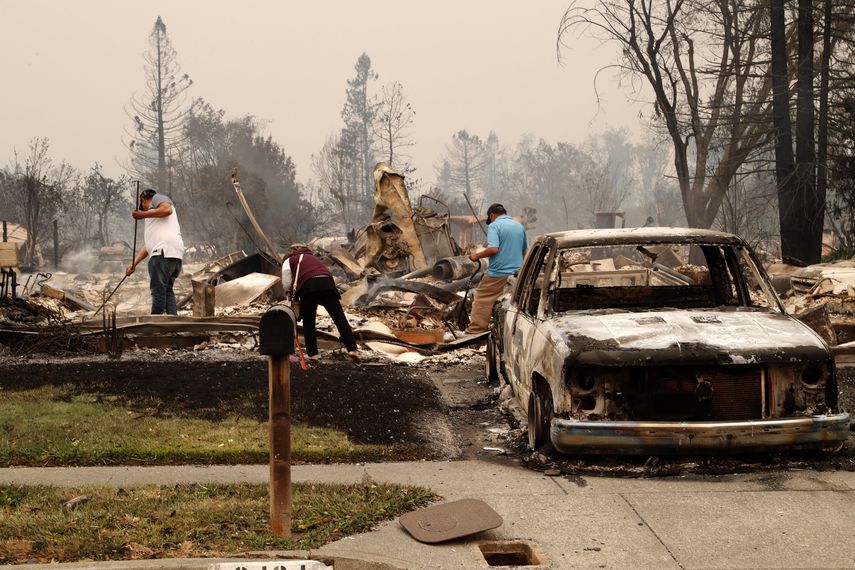 Residentes pasan por los restos quemados del&nbsp;incendio&nbsp; en Santa Rosa, California.&nbsp;