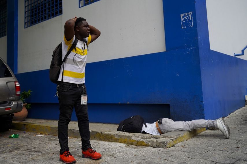 El periodista haitiano Romelo Vilsaint, quien falleció tras ser baleado, yace boca abajo en el estacionamiento de un cuartel policial, el domingo 30 de octubre de 2022, en Puerto Príncipe, Haití.&nbsp;&nbsp;