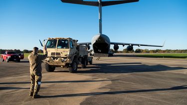 Soldados cargan un vehículo militar a bordo de un Super Hércules C-130J en Fort Knox, en Kentucky, EEUU, antes de dirigirse a la frontera con México.&nbsp;