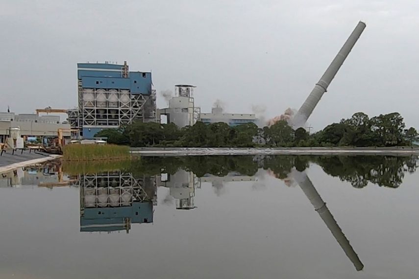 Florida Power & Light implosiona la chimenea de su última planta eléctrica alimentada con carbón.