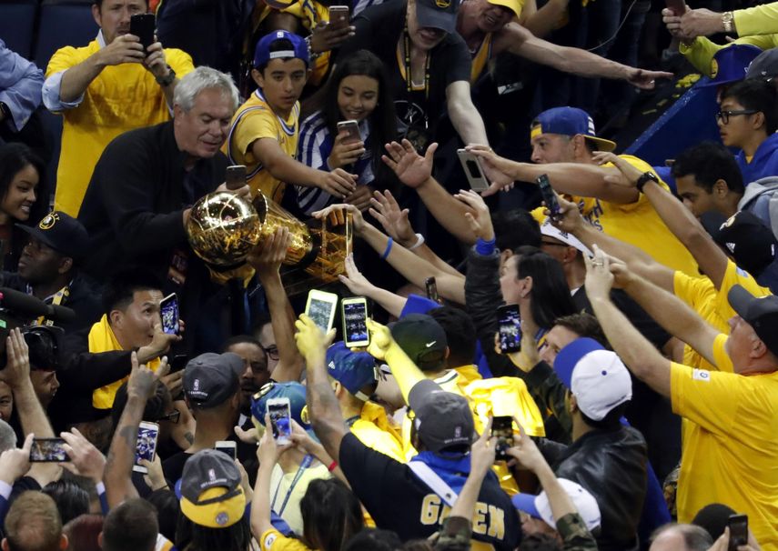 Golden State realizará el jueves un desfile por las calles de Oakland para celebrar con sus aficionados.