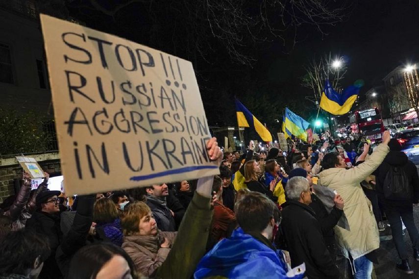 En el mundo salen a las calles para pedir a Putin que detenga la locura de la guerra