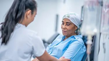 Persona con cáncer recibiendo quimioterapia