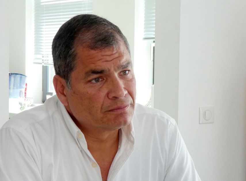 ARCHIVO - En esta foto de archivo del 5 de julio de 2018, el expresidente de Ecuador, Rafael Correa, da una entrevista en la casa de su familia cerca de Bruselas, Bélgica. Un tribunal ecuatoriano declaró a Correa culpable de corrupción el 7 de abril de 2020 y lo sentenció a ocho años de prisión. 