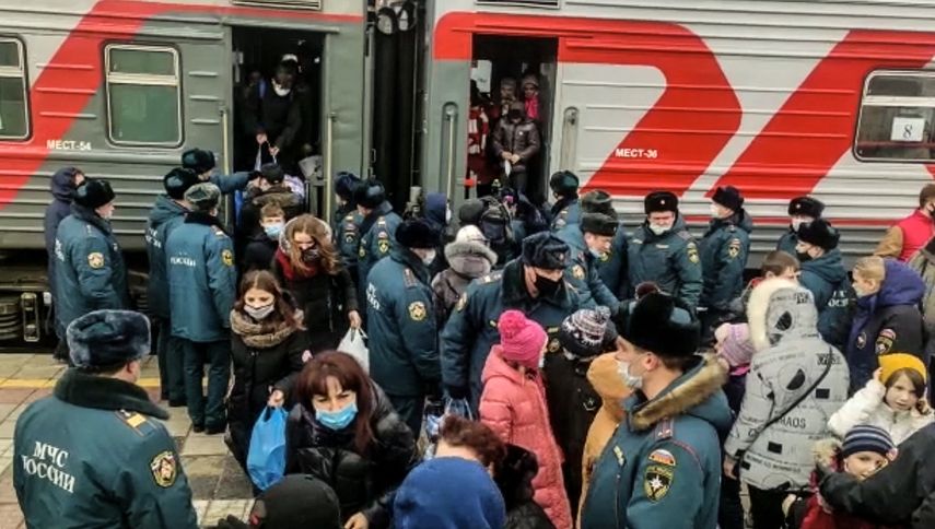Esta captura de video del folleto tomada y publicada el 20 de febrero de 2022 por el Ministerio de Situaciones de Emergencia de Rusia muestra a las personas evacuadas de la autoproclamada República Popular de Donetsk llegando a la estación de tren en la ciudad de Voronezh.&nbsp;Una región rusa que aborda Ucrania declaró el estado de emergencia el 19 de febrero de 2022, citando un número creciente de personas que llegaban de regiones controladas por los separatistas en Ucrania después de recibir órdenes de evacuación.