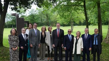 El Rey Felipe VI junto a la familia Chillida y las autoridades en Chillida Leku.