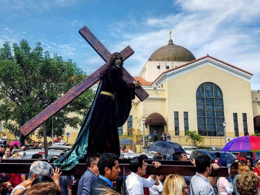 La imagen de Jesús de Nazaret es escoltada por cientos de feligreses de la Iglesia de San Juan Bosco.
