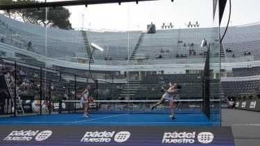 Las españolas Alejandra Alonso de Villa (derecha) y Andrea Ustero Prieto hacen una devolución a sus compatriotas Paula Josemaria and Ariana Sánchez durante su partido en Roma, el miércoles 12 de julio de 2023. El padel busca ingresar en los Juegos Olímpicos, tras su rápido crecimiento en el mundo deportivo&nbsp;