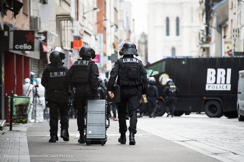Miembros de la Brigada de Investigación e Intervención durante el asalto en Saint Denis, cerca de París, Francia. (EFE)