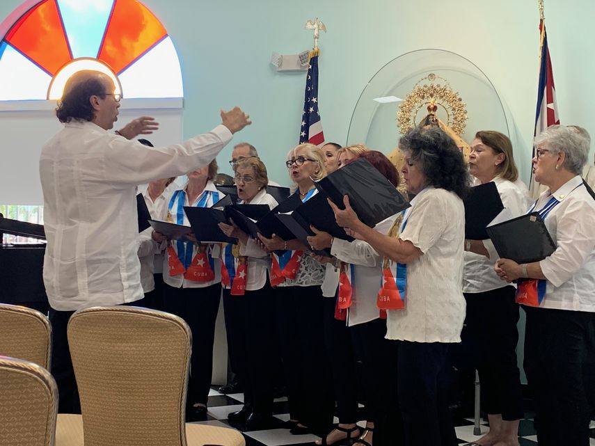 La Coral Cubana deleitó a los asistentes, que cantaron temas clásicos de la isla.&nbsp;