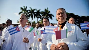  Italia insiste  en emplear médicos cubanos a pesar de que muchos utilizan esa vía para escapar de su país.