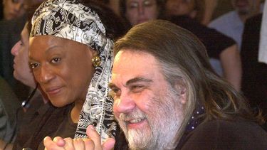 El compositor Vangelis Papathanassiou, a la derecha, responde una pregunta durante una conferencia de prensa en Atenas el 27 de junio de 2001.