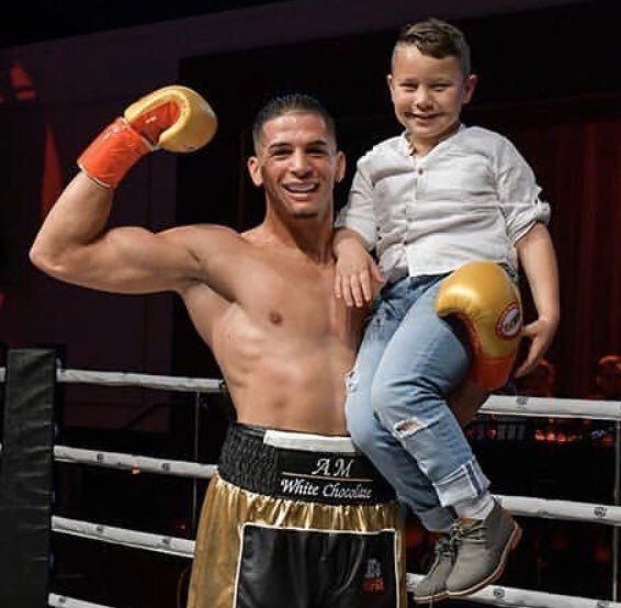 Luego de una de sus victorias, el cubano Anthony Martínez carga a su sobrino Chase