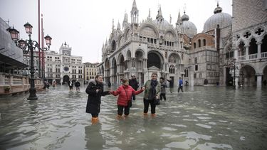Personas caminan entre el agua en la inundada plaza San Marcos de Venecia, Italia, el mi&eacute;rcoles 13 de noviembre de 2019.&nbsp;