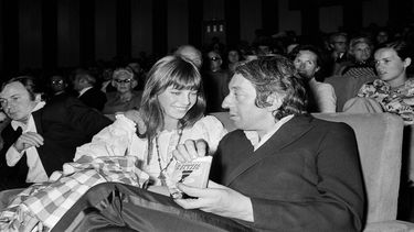 La artista británica Jane Birkin y el cantante francés Serge Gainsbourg asisten al estreno de la película Cannabis dirigida por Pierre Koralnik en el cine Normandie de París el 2 de septiembre de 1970.
