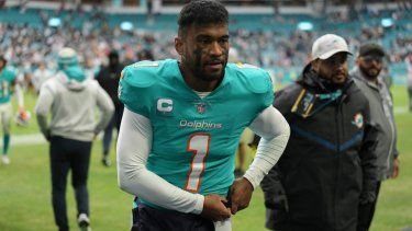 En foto del 25 de diciembre del 2022, el quarterback de los Dolphins de Miami, Tua Tagovailoa, sale del campo en el encuentro ante los Packers de Green Bay.