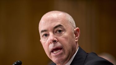 En esta fotografía del 25 de julio de 2013, Alejandro Mayorkas testifica en el Capitolio, en Washington.&nbsp;
