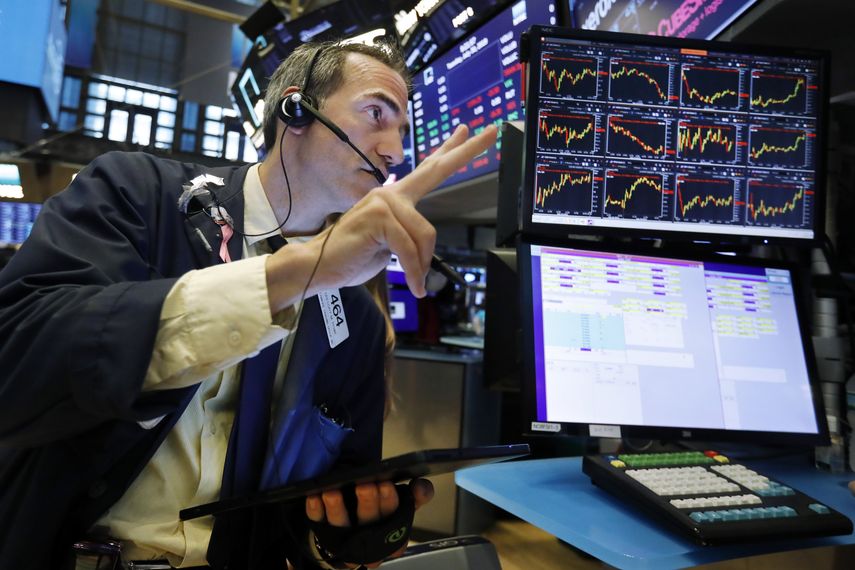 &nbsp;En esta foto de archivo del 30 de julio de 2019, el operador Gregory Rowe trabaja en el piso de la Bolsa de Nueva York.