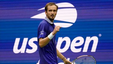 Daniil Medvedev reacciona tras anotarse un punto ante Novak Djokovic en la final del US Open, el 12 de septiembre de 2021.&nbsp;