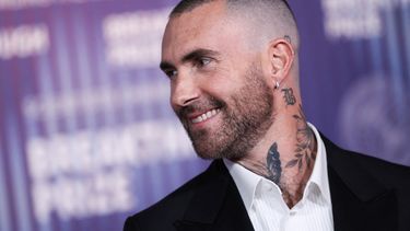 El cantante estadounidense Adam Levine llega a la ceremonia de entrega del décimo premio Revelación en el Museo de la Academia de Cine en Los Ángeles, California, el 13 de abril de 2024.