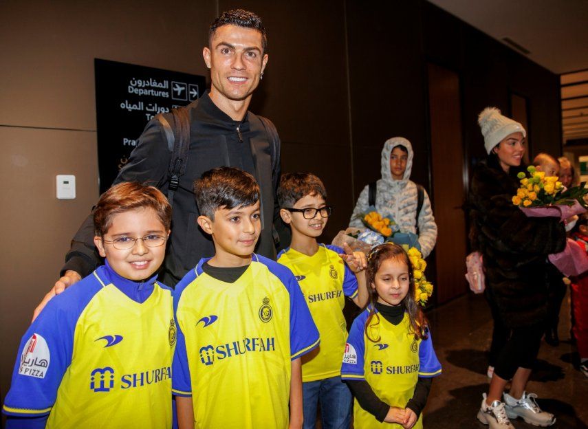 En foto del Al-Nassr Club, Cristiano Ronaldo arriba al Aeropuerto Internacional Riyadh, el lunes 2 de enero del 2023.